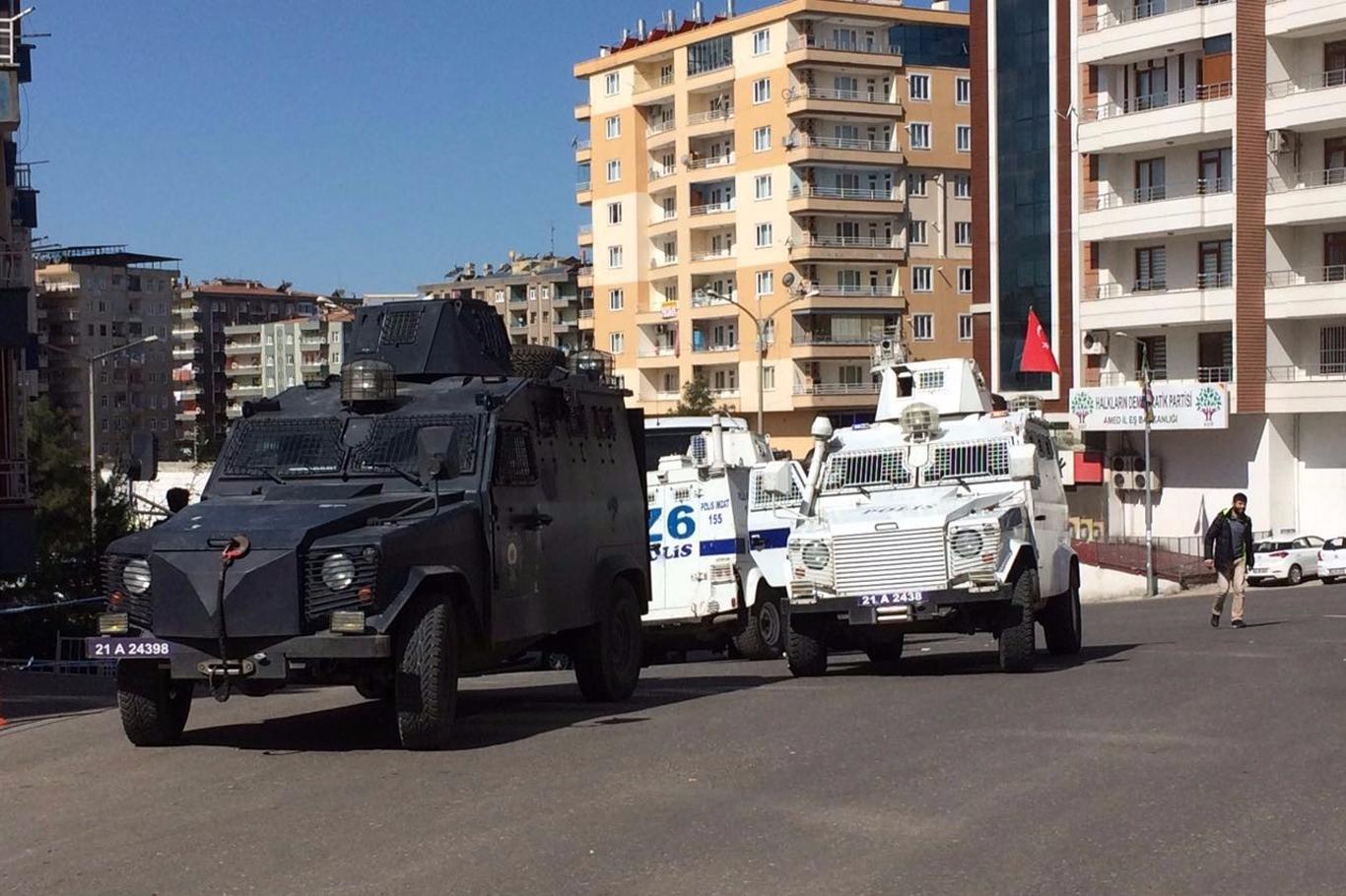 DBP Diyarbakır İl Eşbaşkanı gözaltına alındı DBP Diyarbakır İl Eşbaşkanı gözaltına alındı